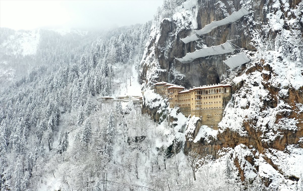 Kar altındaki Sümela Manastırı havadan görüntülendi #2