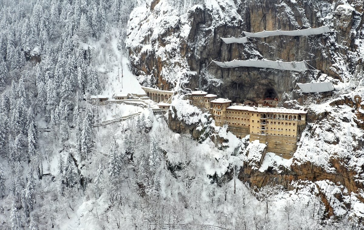 Kar altındaki Sümela Manastırı havadan görüntülendi #1