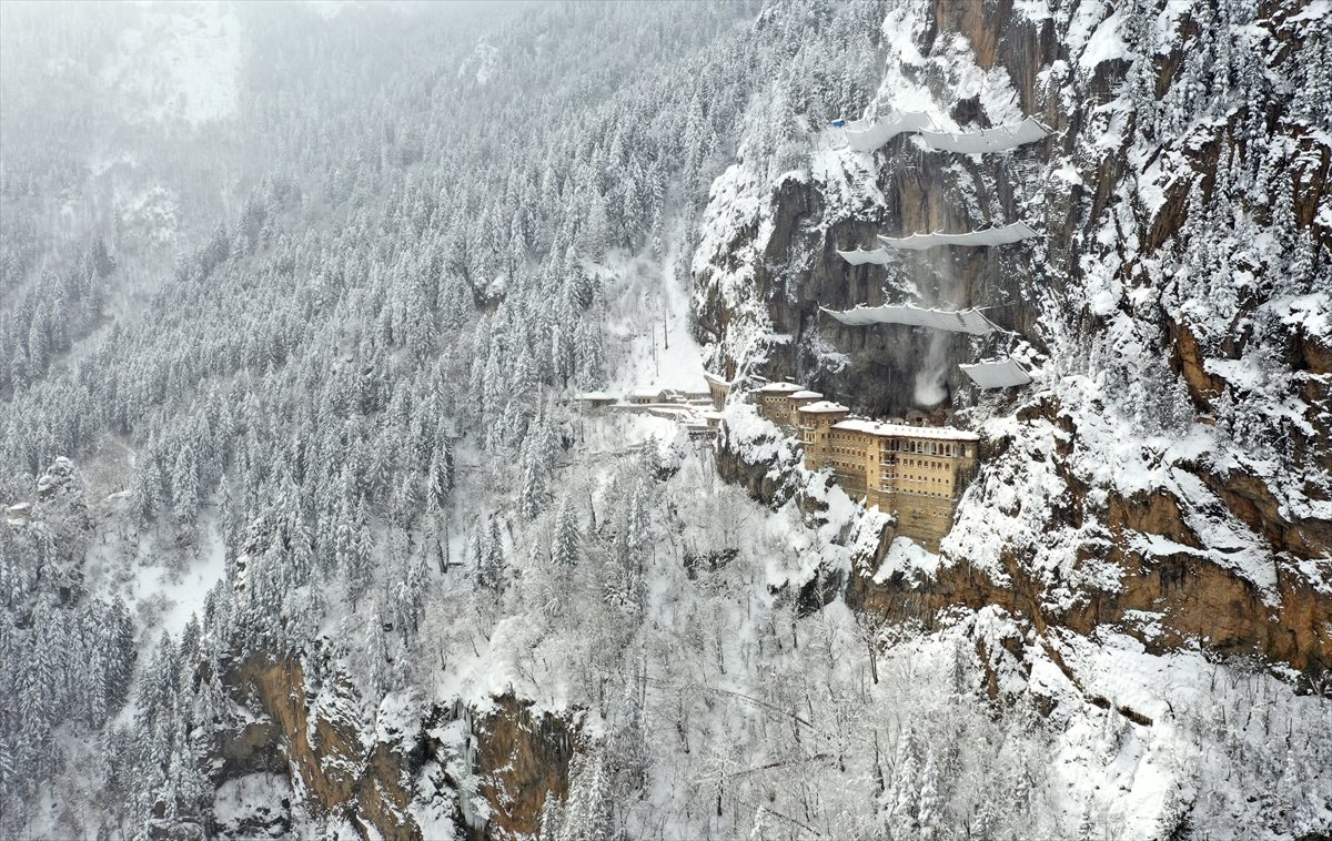 Kar altındaki Sümela Manastırı havadan görüntülendi #7