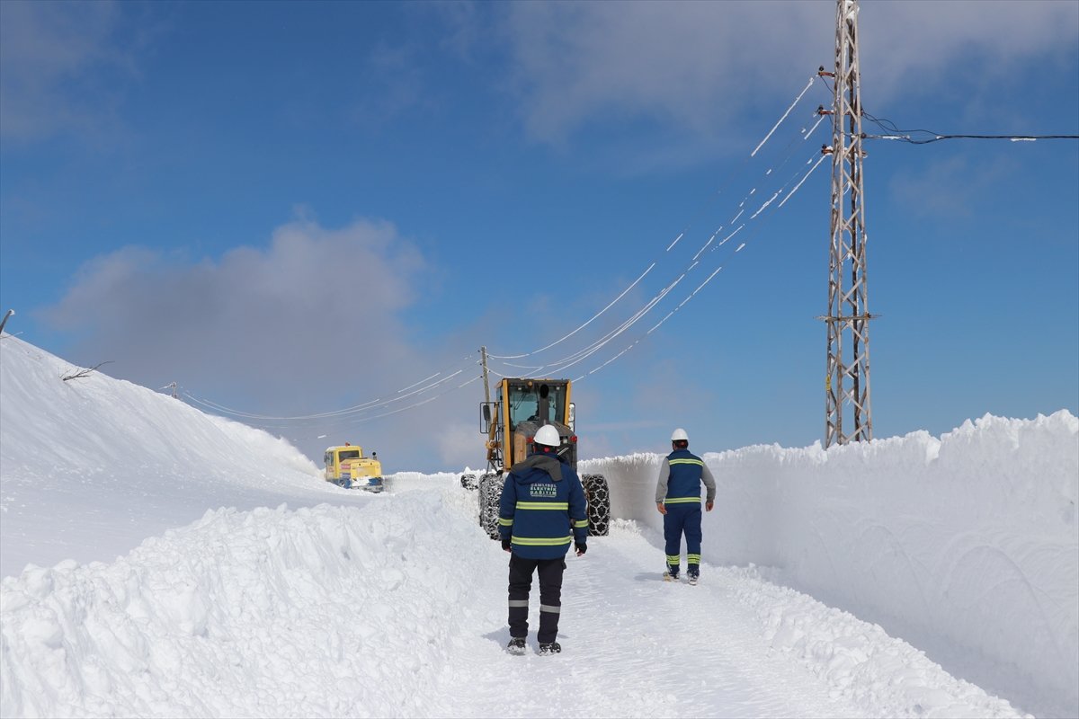 Tokat ta enerji timlerinin 2 metrelik karda zorlu mesaisi #1
